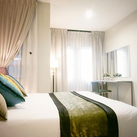 Country Inn Kulai Eksteriør billede