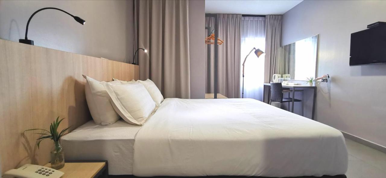 Country Inn Kulai Eksteriør billede
