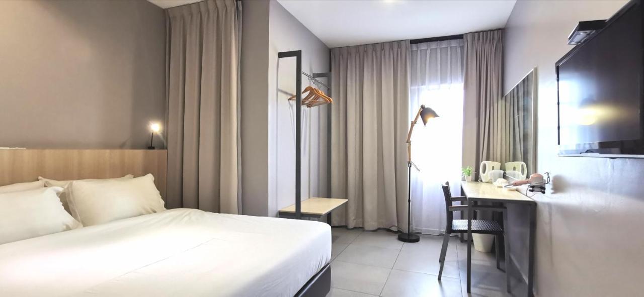 Country Inn Kulai Eksteriør billede