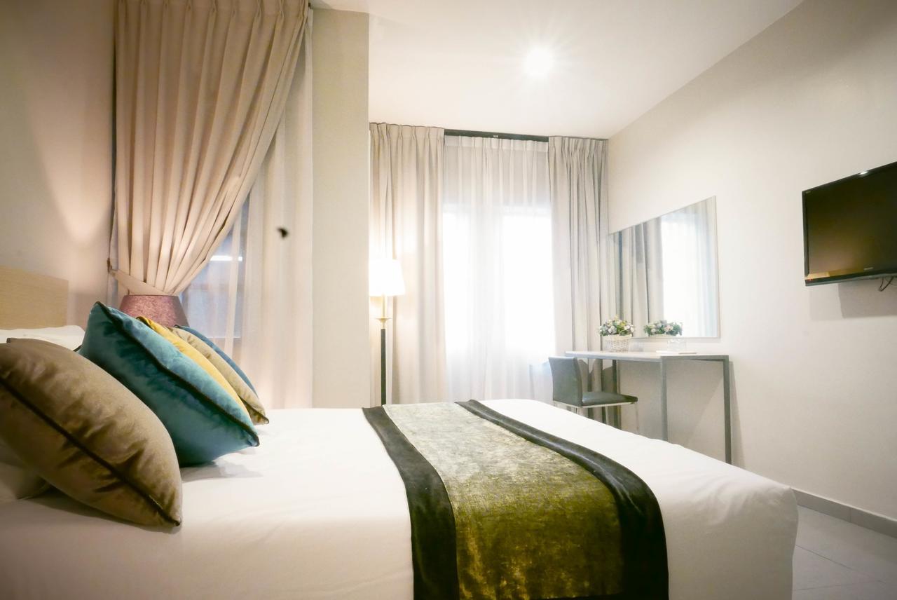 Country Inn Kulai Eksteriør billede