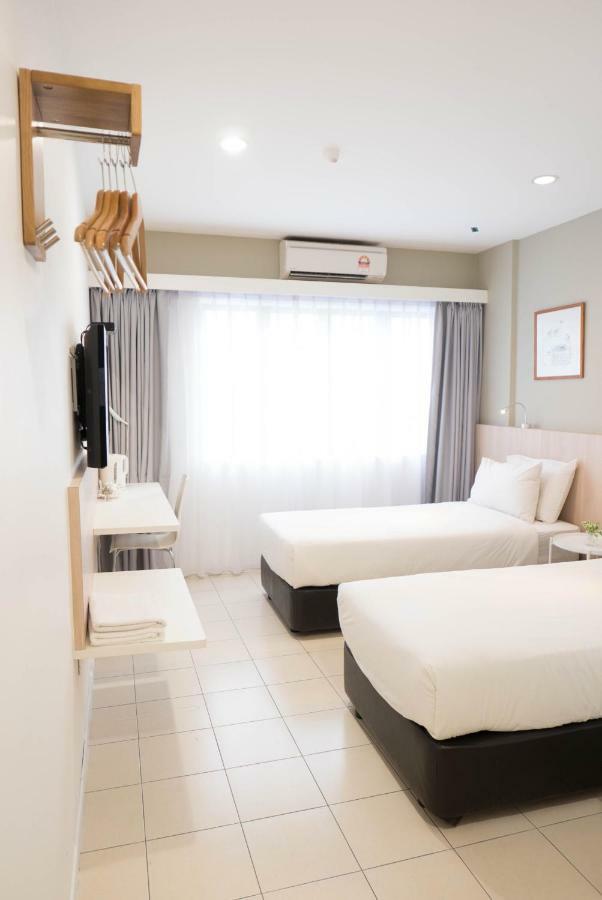 Country Inn Kulai Eksteriør billede