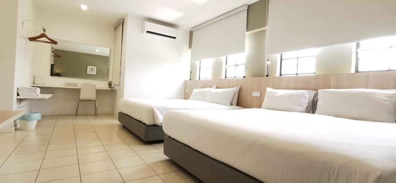Country Inn Kulai Eksteriør billede
